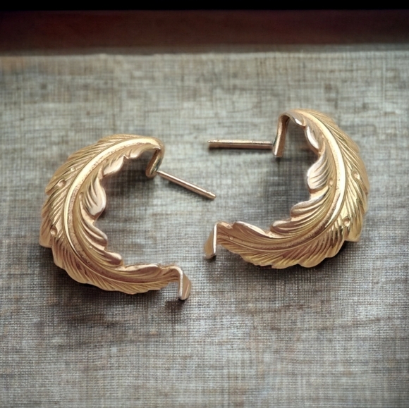 Vintage gold brushed feather earrings - Picture 1 of 4
